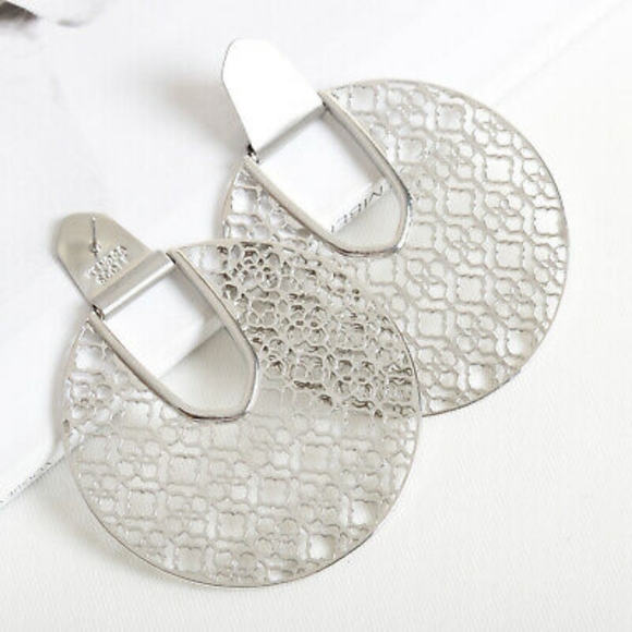 Nwt Kendra Scott earrings in silver - Picture 3 of 4